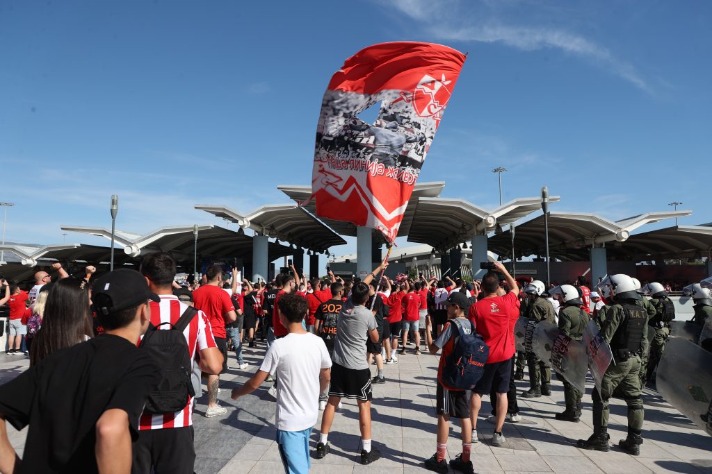 Κόσμος του Ολυμπιακού συγκεντρώνεται στο Νέο Φάληρο για τη μεγάλη “απόβαση” στο Telekom Center Athens (pictures)