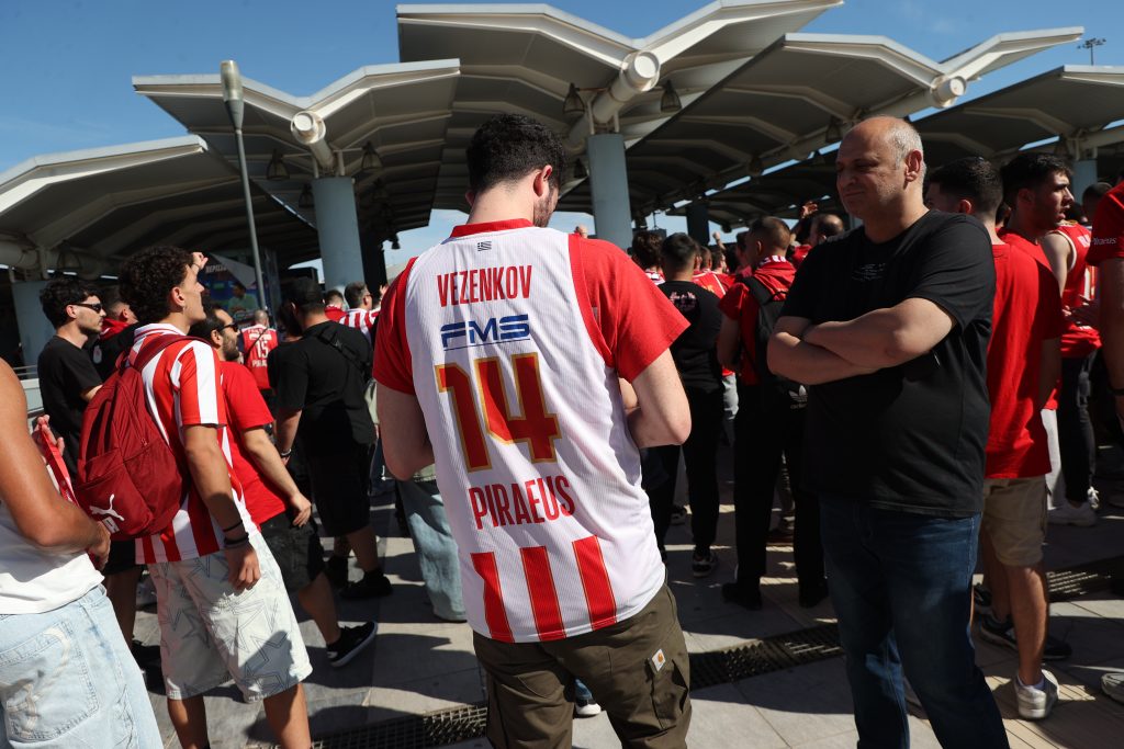 Κόσμος του Ολυμπιακού συγκεντρώνεται στο Νέο Φάληρο για τη μεγάλη “απόβαση” στο Telekom Center Athens (pictures)