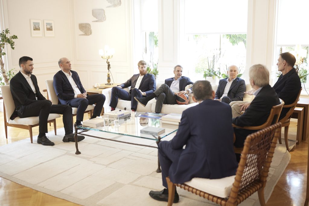 O Kυριάκος Μητσοτάκης υποδέχθηκε τον πρωταθλητή Ευρώπης Ολυμπιακό (video+pictures)