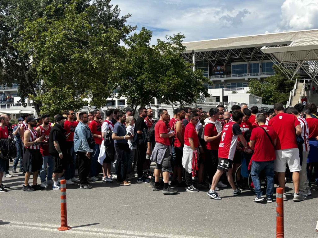 Άρχισαν να φτάνουν στο “T-Center” οι φίλοι του Ολυμπιακού (pictures+video)