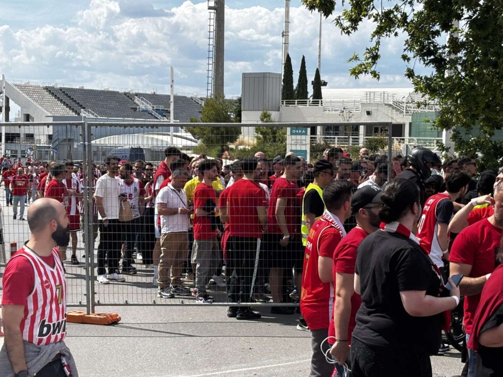 Άρχισαν να φτάνουν στο “T-Center” οι φίλοι του Ολυμπιακού (pictures+video)