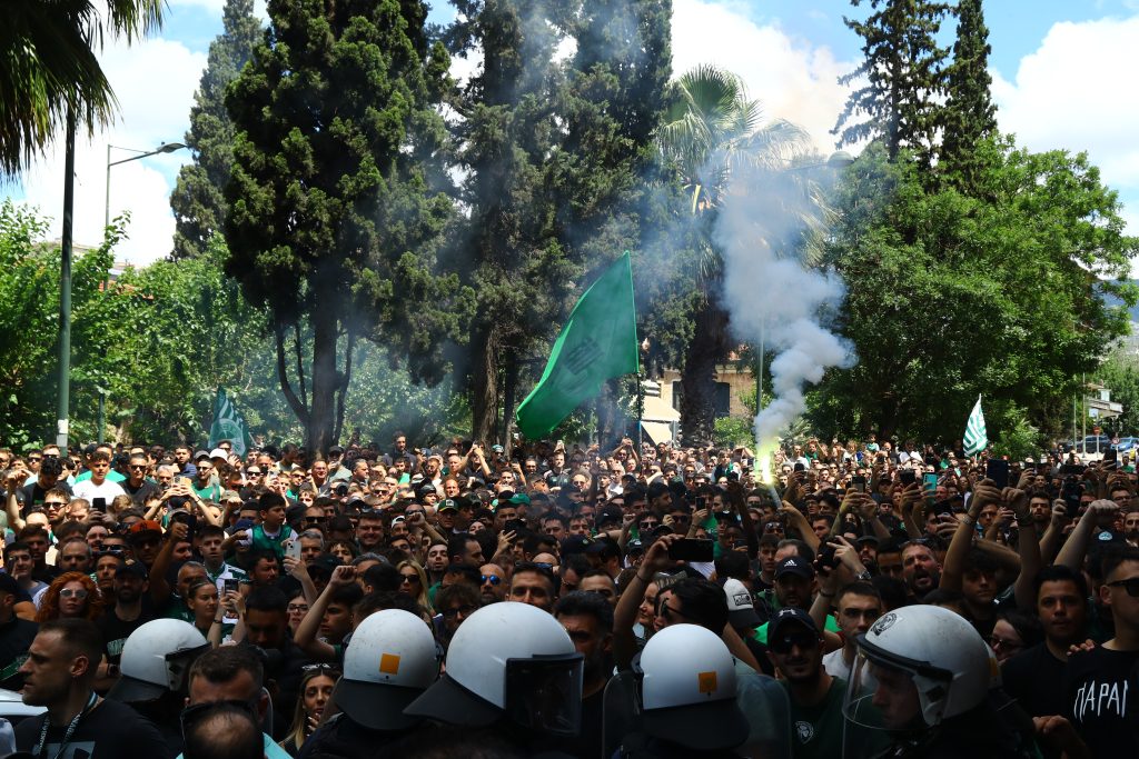 Χιλιάδες φίλοι του Παναθηναϊκού εμψύχωσαν την ομάδα πριν αναχωρήσει για ΣΕΦ (pictures)
