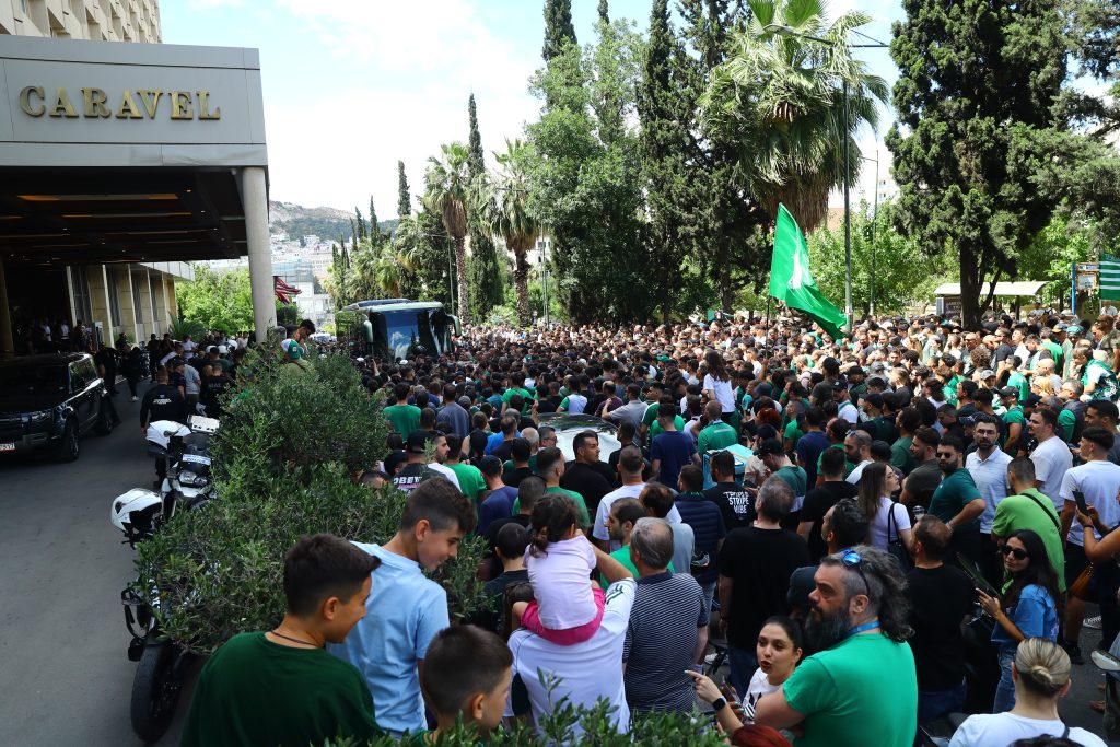 Χιλιάδες φίλοι του Παναθηναϊκού εμψύχωσαν την ομάδα πριν αναχωρήσει για ΣΕΦ (pictures)