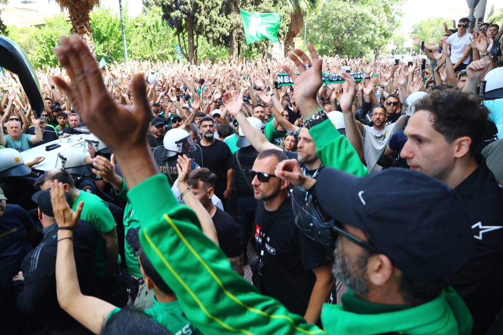Χιλιάδες φίλοι του Παναθηναϊκού εμψύχωσαν την ομάδα πριν αναχωρήσει για ΣΕΦ (pictures)