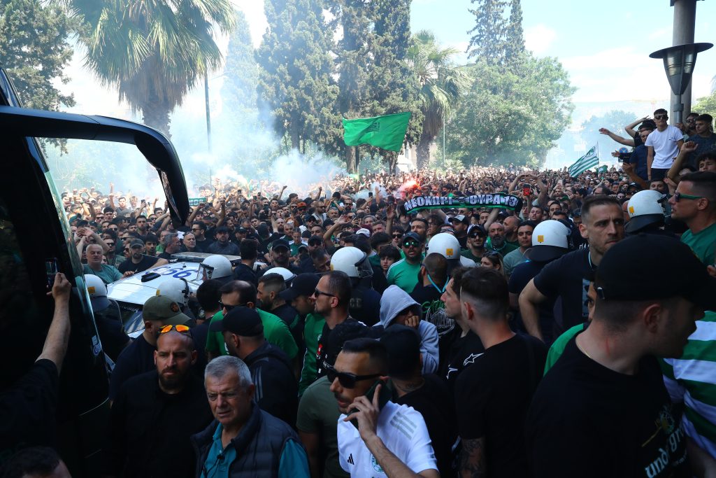 Χιλιάδες φίλοι του Παναθηναϊκού εμψύχωσαν την ομάδα πριν αναχωρήσει για ΣΕΦ (pictures)
