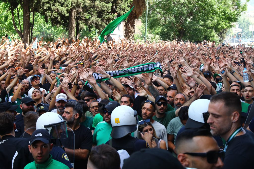 Χιλιάδες φίλοι του Παναθηναϊκού εμψύχωσαν την ομάδα πριν αναχωρήσει για ΣΕΦ (pictures)
