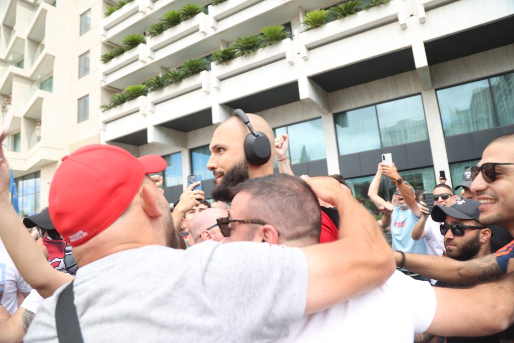 Ο κόσμος του Ολυμπιακού αποθέωσε την ομάδα πριν φύγει για το ΣΕΦ (pictures)