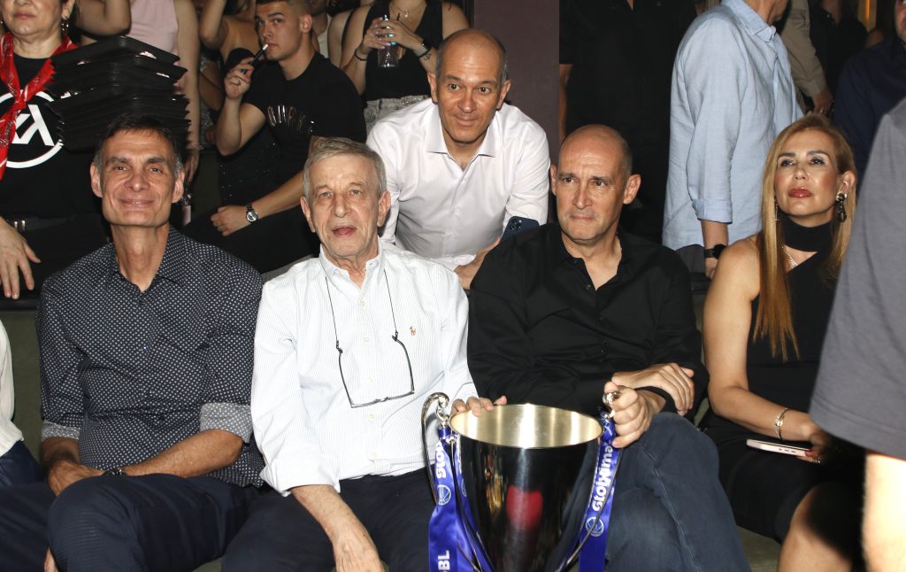Γλέντησαν την κατάκτηση του πρωταθλήματος στα μπουζούκια οι παίκτες του Ολυμπιακού (pictures)