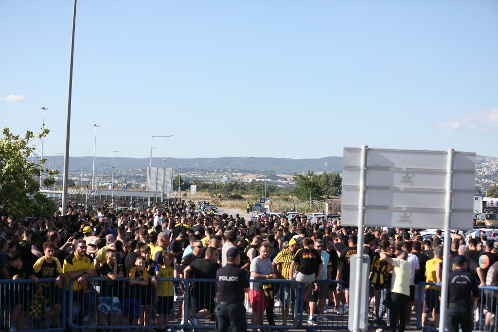 Λαοθάλασσα στο αεροδρόμιο “Μακεδονία” εν αναμονή του Σπανούλη (pictures)