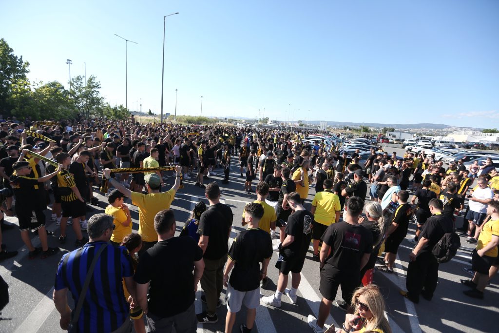 Λαοθάλασσα στο αεροδρόμιο “Μακεδονία” εν αναμονή του Σπανούλη (pictures)