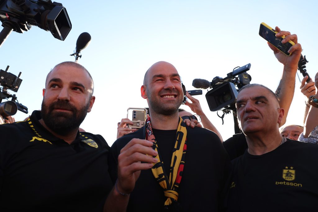 Έφτασε στο “Μακεδονία” ο Σπανούλης, συγκλονιστική υποδοχή από τους φίλους του Άρη (pictures & video)