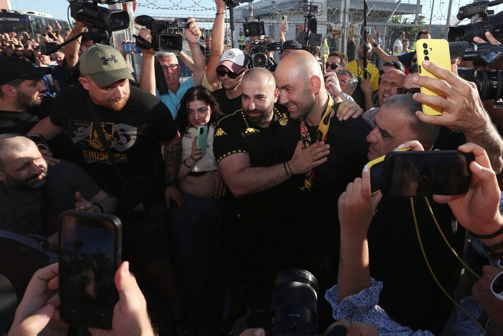 Έφτασε στο “Μακεδονία” ο Σπανούλης, συγκλονιστική υποδοχή από τους φίλους του Άρη (pictures & video)