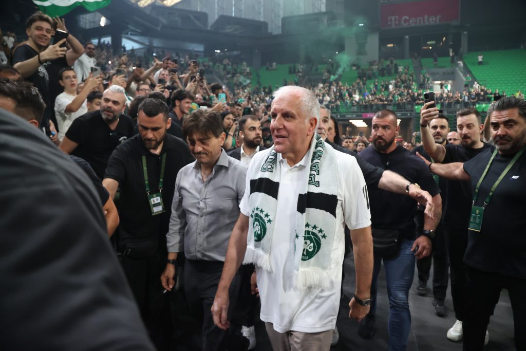 Γιαννακόπουλος στον κόσμο του Παναθηναϊκού: «Ήρθε ο Βασιλιάς των Δαχτυλιδιών για να μας πάει ακόμα πιο ψηλά» (pictures)