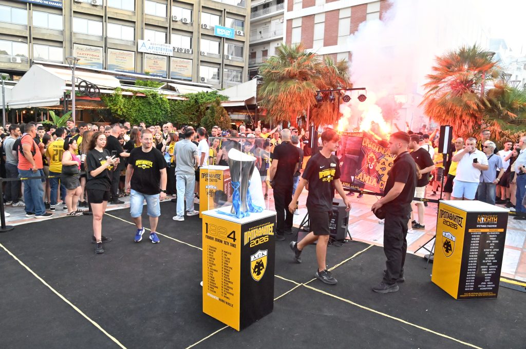 “Κιτρινόμαυρο” πάρτι στην Λαμία για το τρόπαιο της ΑΕΚ (pictures)