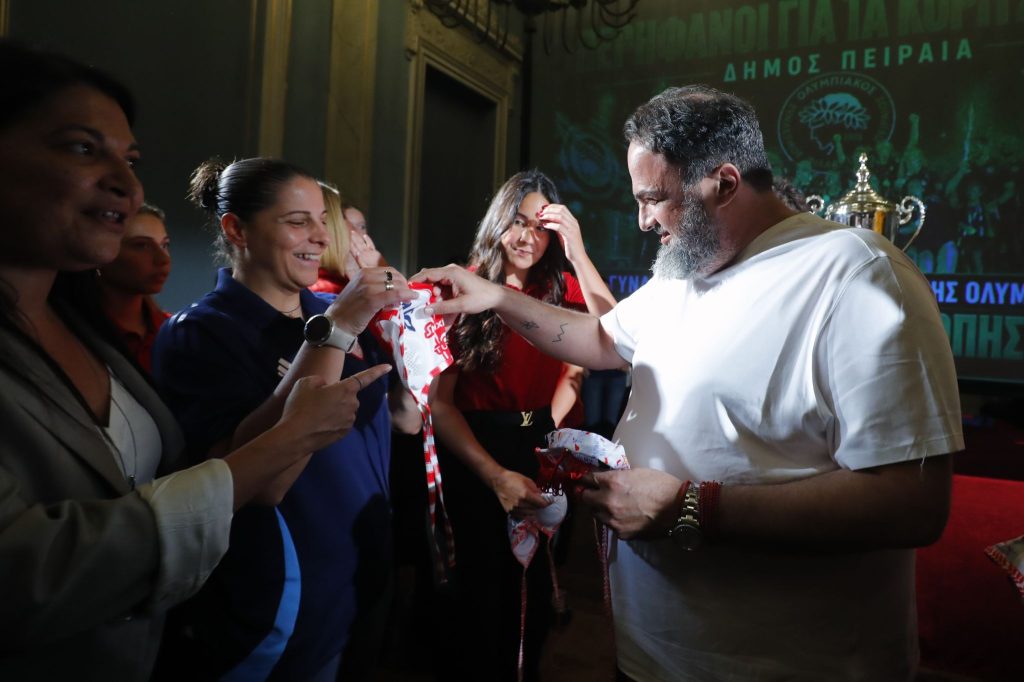 Μαρινάκης: «Θα συνεχίσουμε να είμαστε κοντά σας, όπως το έχουμε κάνει από την πρώτη στιγμή που αναλάβαμε τον Ολυμπιακό»