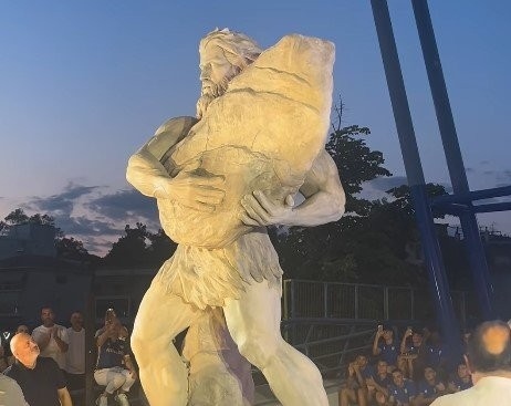 Αποκαλύφθηκε το άγαλμα του Τίτορμου και οι νέες εμφανίσεις του Παναιτωλικού