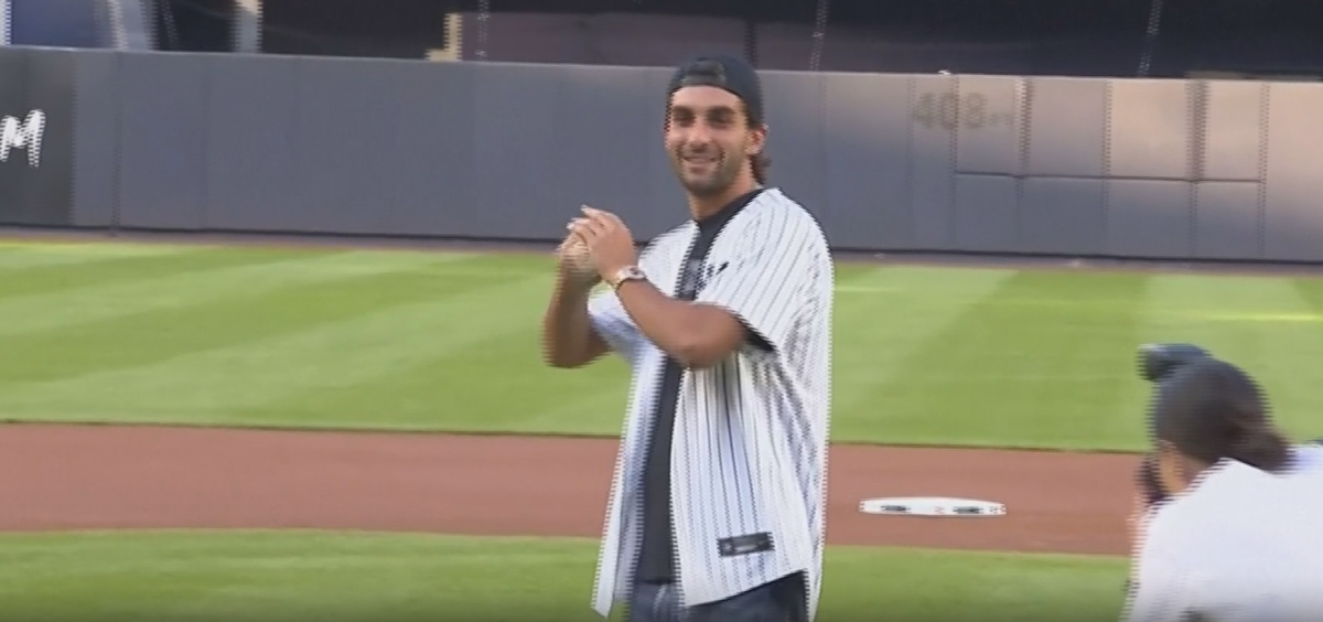 Ο Φεράν Τόρες έριξε την πρώτη μπάλα στο Yankee Stadium (video)