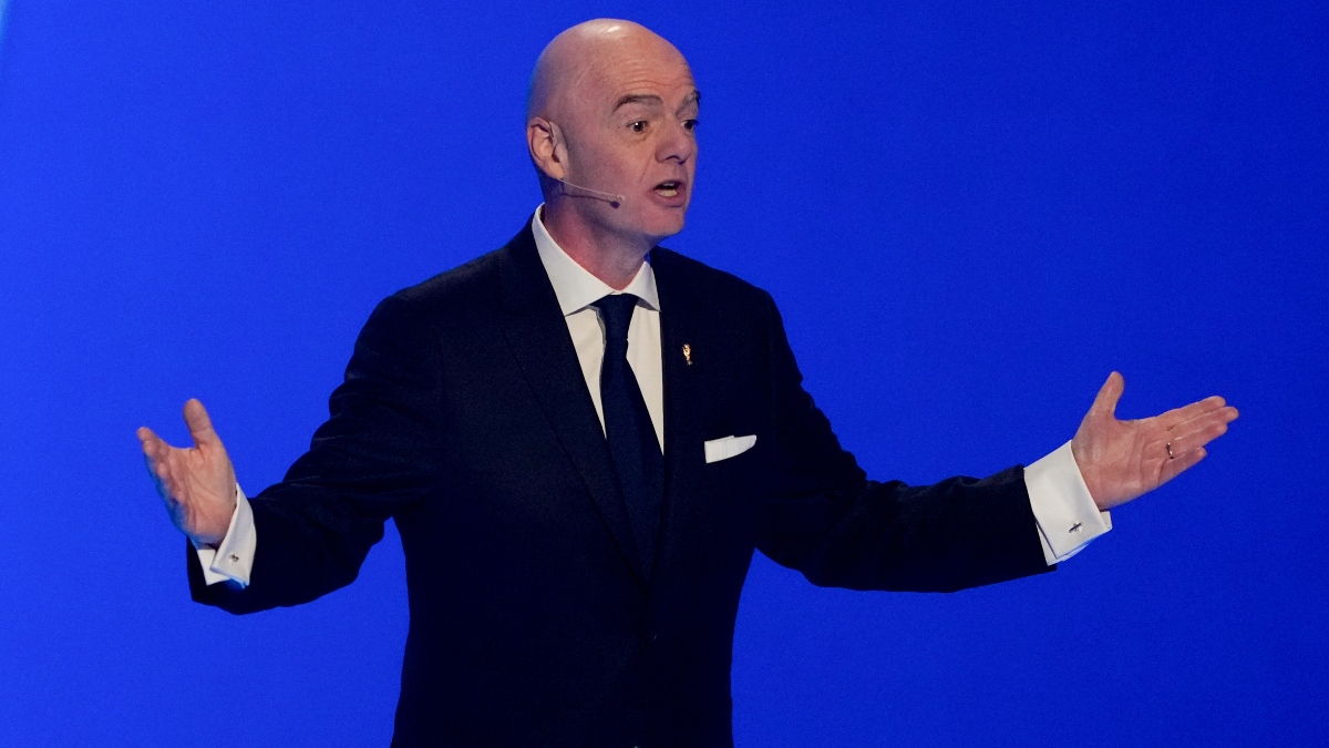 FIFA: Πρώην διεθνείς χωρίστηκαν στα δύο για τον Ινφαντίνο